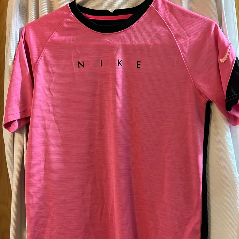 Nike Women's Dri-Fit Top. Have to reposh it does NOT fit XL more size medium